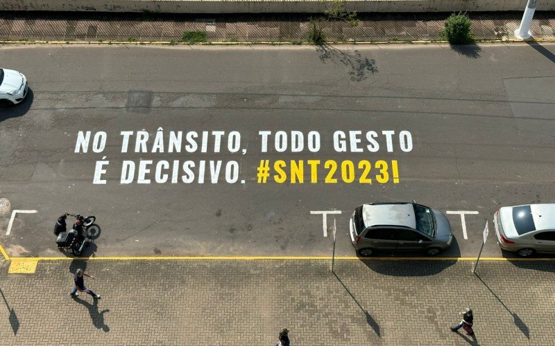 Frase da campanha foi escrita na manhã desta segunda-feira (11), em frente à Prefeitura 