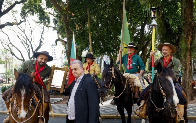 Cavalarianos entregam placa de agradecimento