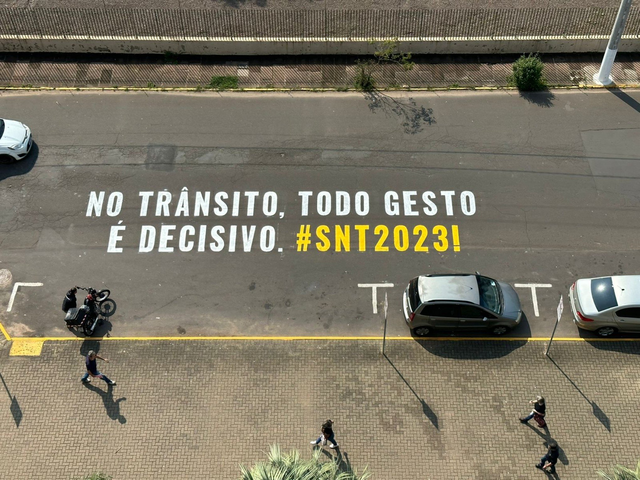Ação para um trânsito mais seguro pinta frases em ruas de São Leopoldo
