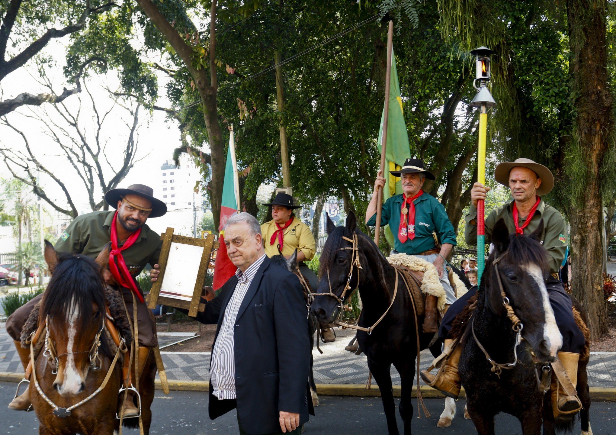 Cavalarianos da 12ª Região Tradicionalista conduzem Chama Crioula no Paço Municipal