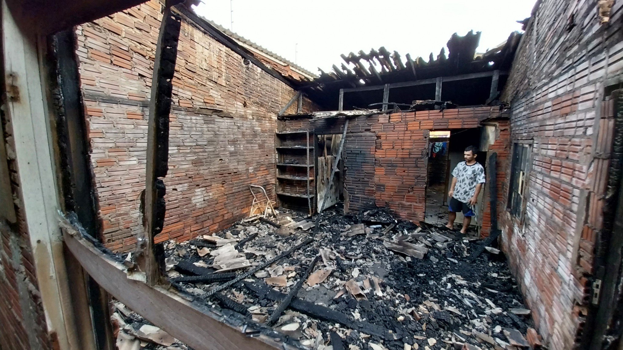 VÍDEO: Moradores e cão se salvam de incêndio