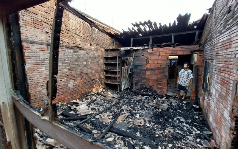 Everaldo da Rosa observa como ficou a casa do irmÃ£o apÃ³s incÃªndio