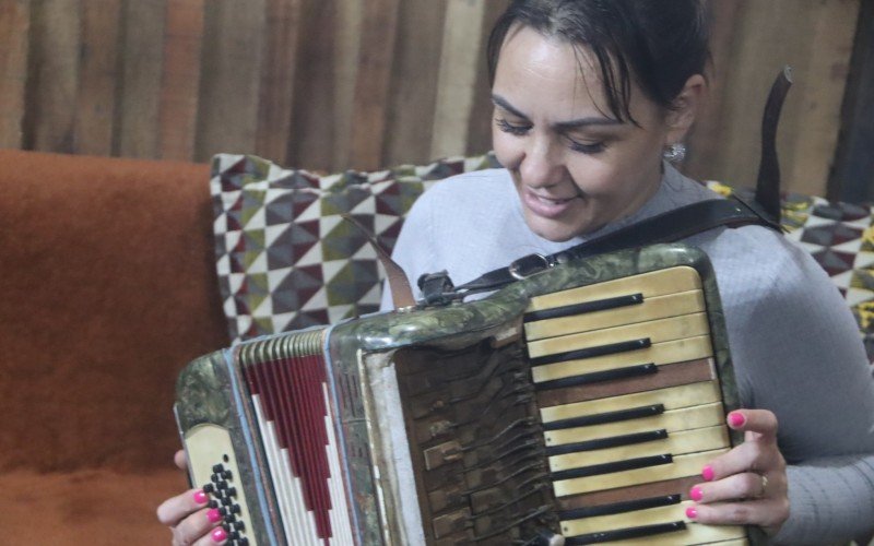 Vanderléia é apaixonada pelo tradicionalismo gaúcho e gosta de tocar sanfona