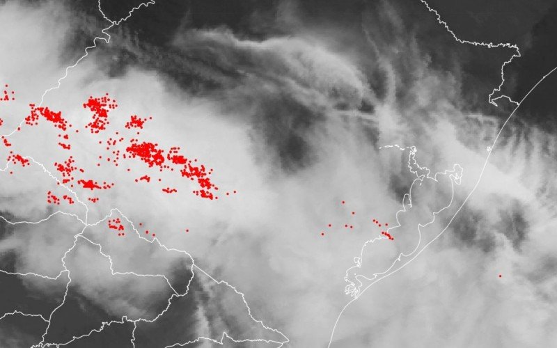 Instabilidade mais forte neste na noite de segunda com chuva e raios no oeste. Os pontos vermelhos na imagem de satélite da 0h30 indicavam descargas elétricas.  | Jornal NH