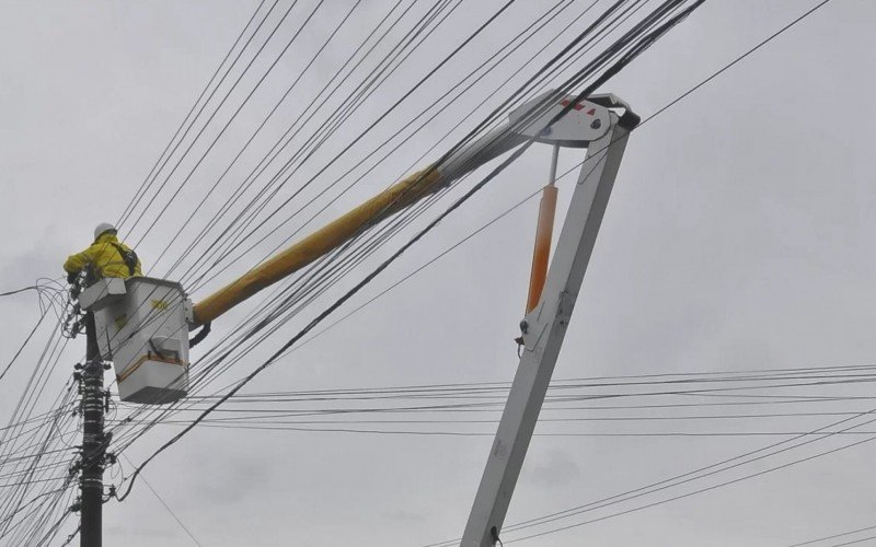 Técnicos da Rio Grande Energia trabalham desde a madrugada nos reparos na rede