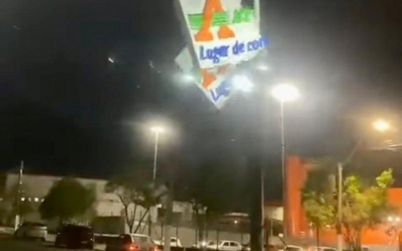 Vento derrubou placa de supermercado em Uruguaiana | ABC+