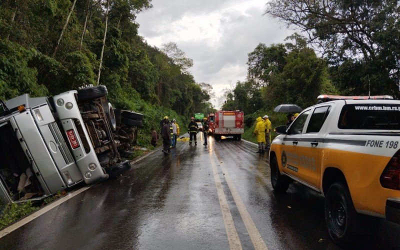 RS-020: CaminhÃ£o que transportava bois vivos tomba e rodovia Ã© bloqueada apÃ³s animais ficarem pela pista