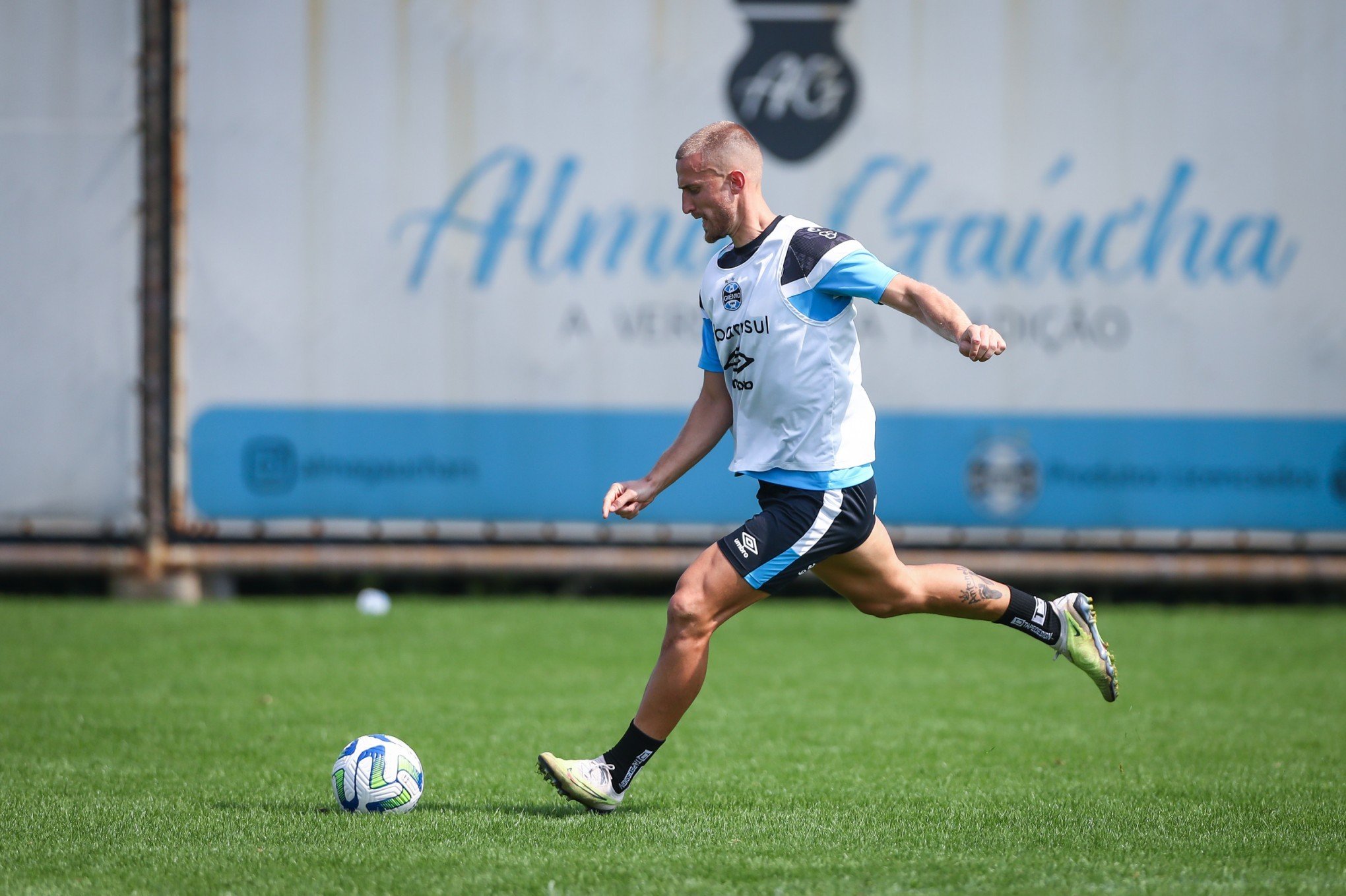 Rodrigo Ely analisa momento e vê crescente do Grêmio antes de duelos contra paulistas