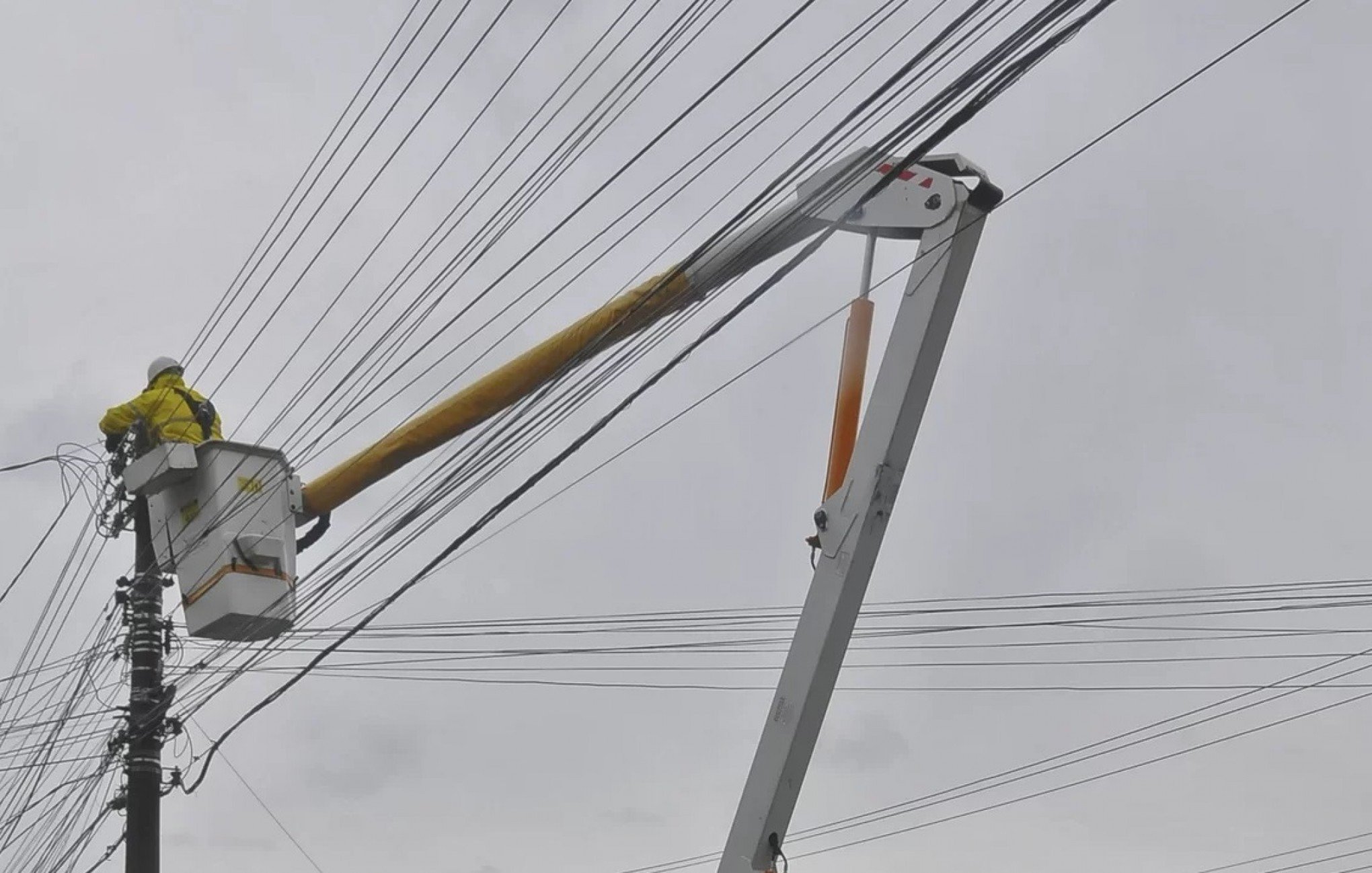 Ventos acima de 70 km/h deixam mais de 10 mil pessoas sem luz em Canoas