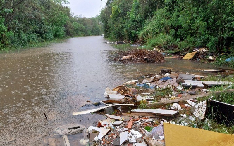 Rua da Prainha, que dá acesso ao Balneário Municipal Vitor Mateus Teixeira, em Novo Hamburgo, já estava intransitável na manhã desta quarta (13) | Jornal NH