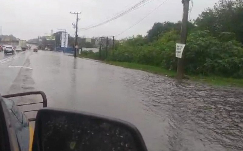 Lateral da BR-116 alagada em Sapucaia do Sul | Jornal NH