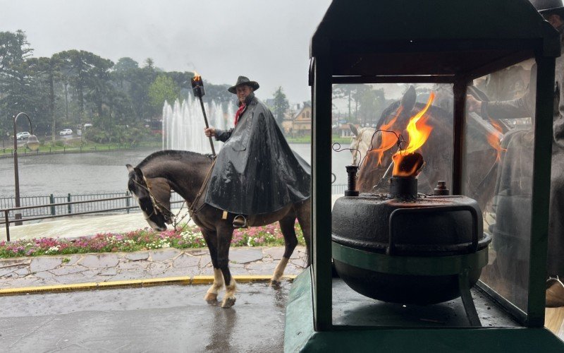 Com a Chama Crioula acesa, abertura oficial da Semana Farroupilha ocorre em Gramado 