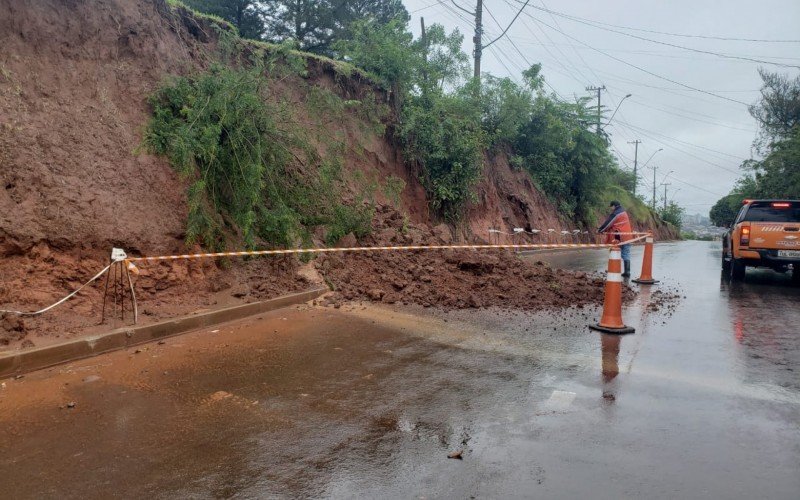 Deslizamento de terra bloqueou parcialmente a Avenida Tharcilo Nunes, em São Leopoldo