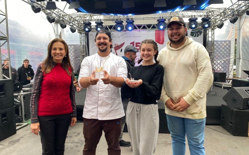 Thomas Silveira e Valentina Bordin na revelação do Melhor Chef e Melhor Chef Kids no Festival de Gastronomia