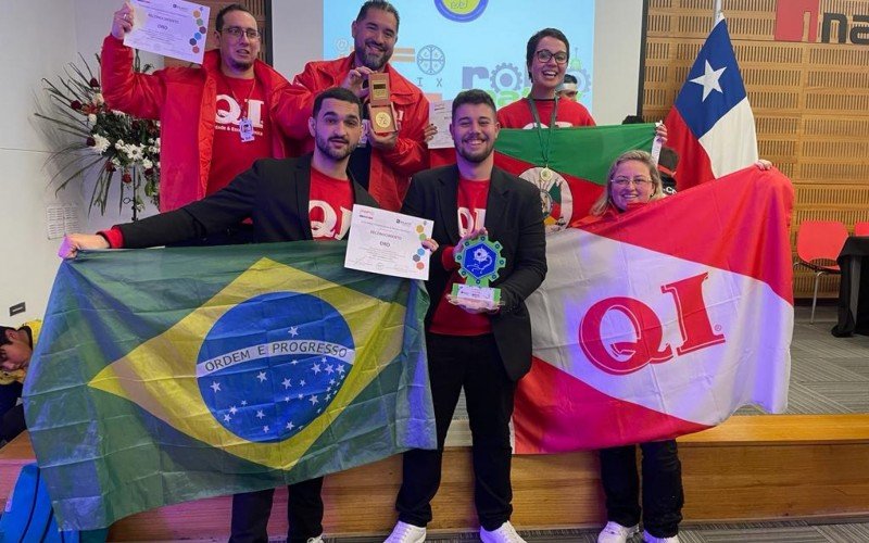 Comitiva da QI Faculdade e Escola Técnica durante premiação no Chile | Jornal NH