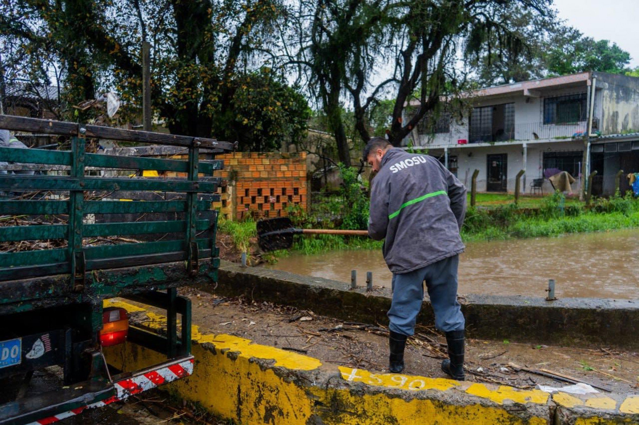 Equipes estÃ£o em alerta em Esteio, monitorando pontos e fazendo limpeza em bueiros e valÃµes