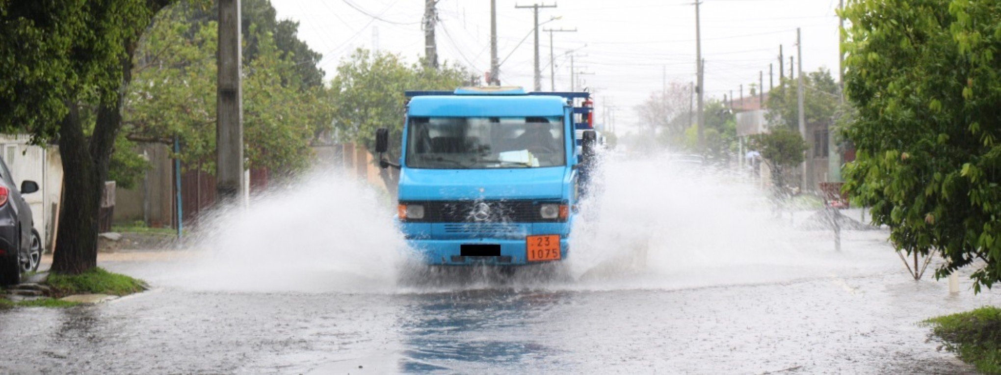 Excesso de chuva causa alagamentos em vias públicas e afeta a mobilidade em Canoas