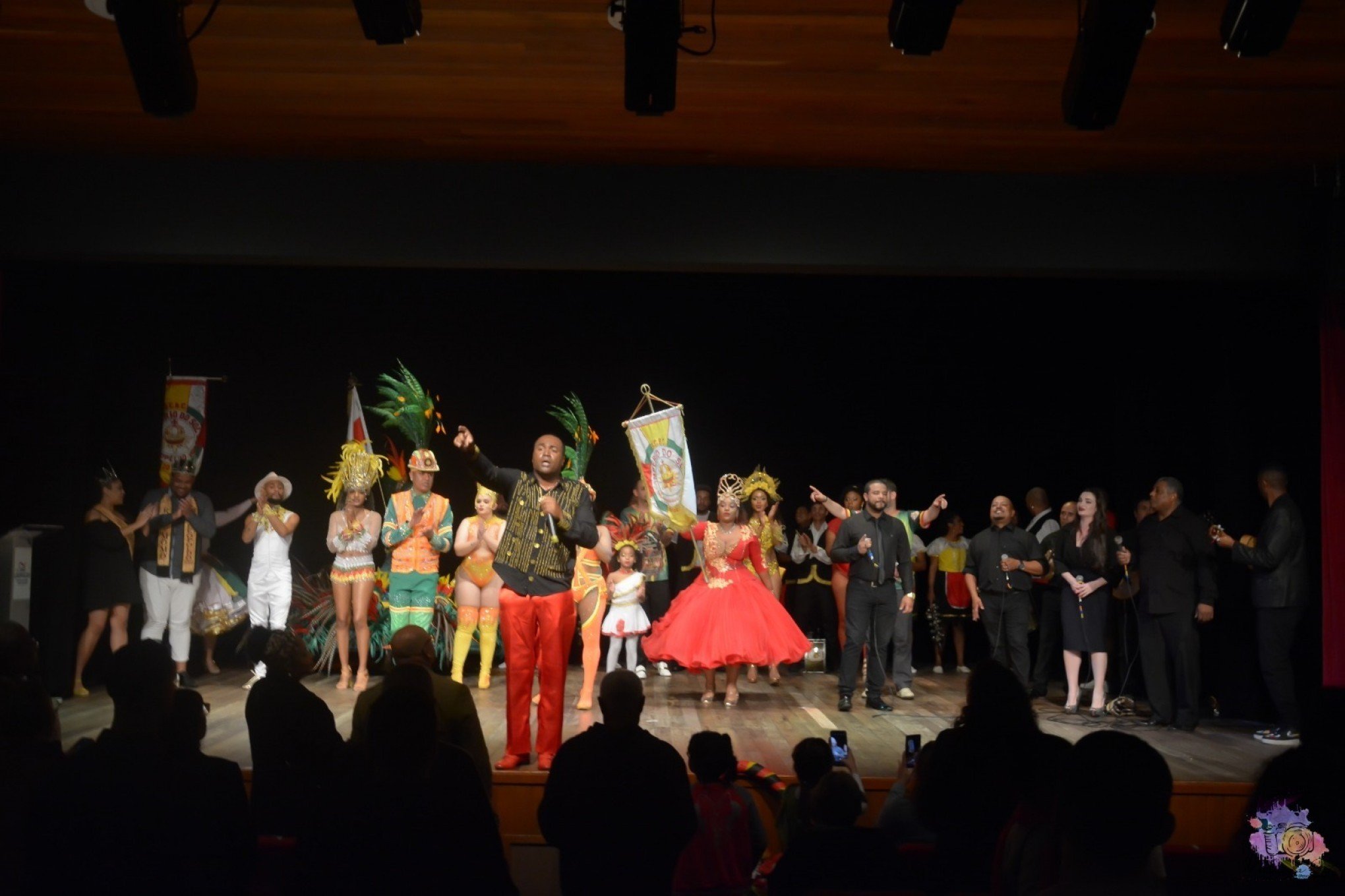 LanÃ§amento samba-enredo 2024 da ImpÃ©rio do Sol foi para o palco do Teatro Municipal