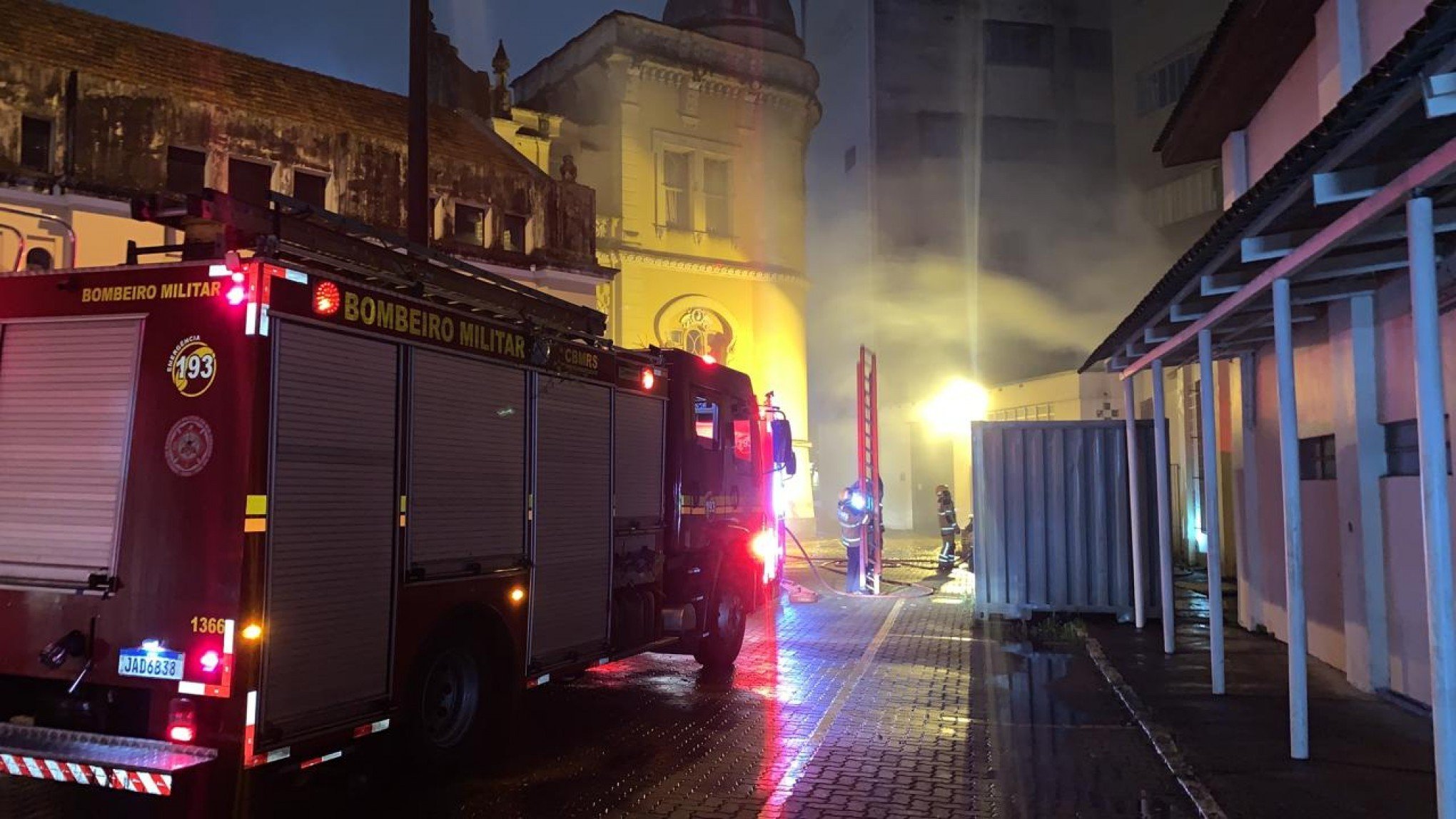 INCÊNDIO: Prédio da Ufrgs pega fogo na madrugada