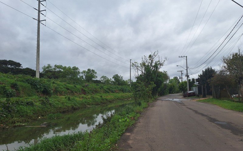 Na manhã desta quinta, o arroio que costeia a Rua Eldorado, na Santo Afonso, em Novo Hamburgo, já estava dentro da normalidade após transbordar no dia anterior | Jornal NH