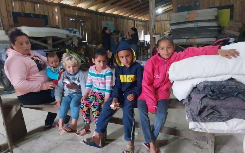 Marilice e os filhos estão no galpão comunitário há duas semanas 