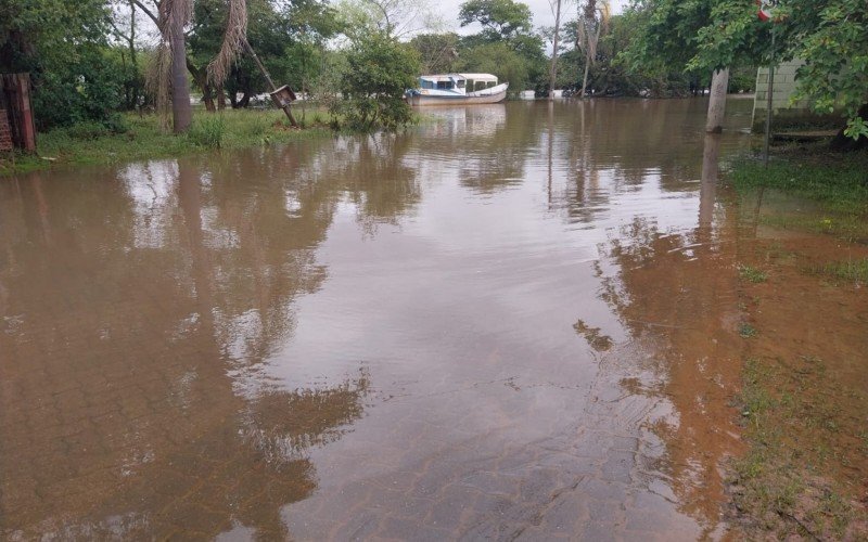 Rua da Praia é outro ponto de alagamento na cidade 