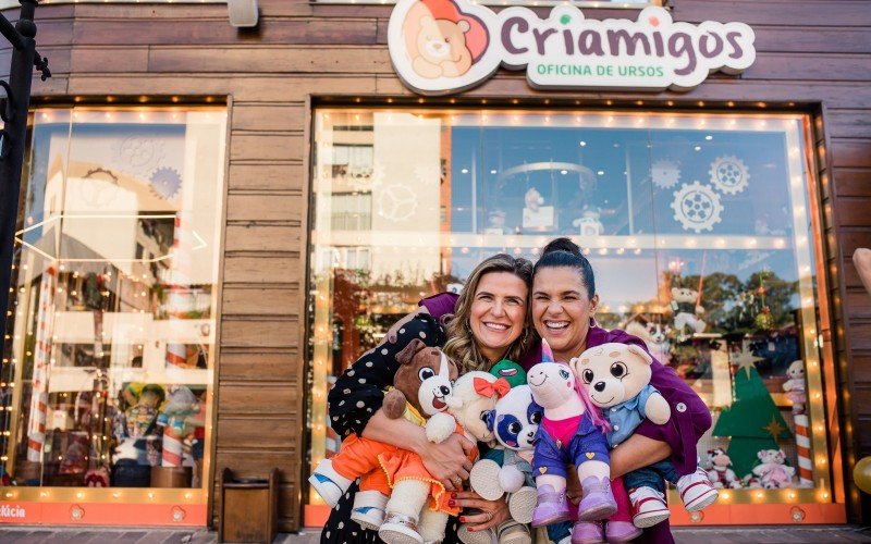 Veronicah e Natiele com as personagens da Criamigos | Jornal NH