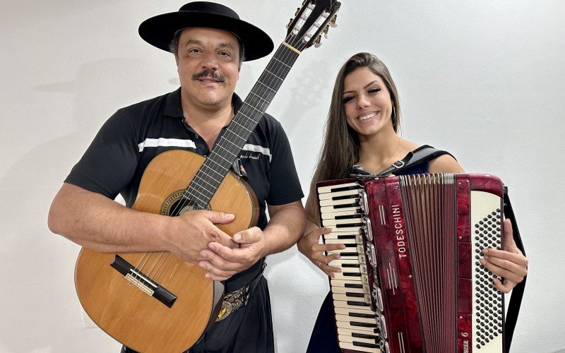 Kerolin Acordeonista e o pai Timóteo Santos cantam e compõem músicas gaúchescas