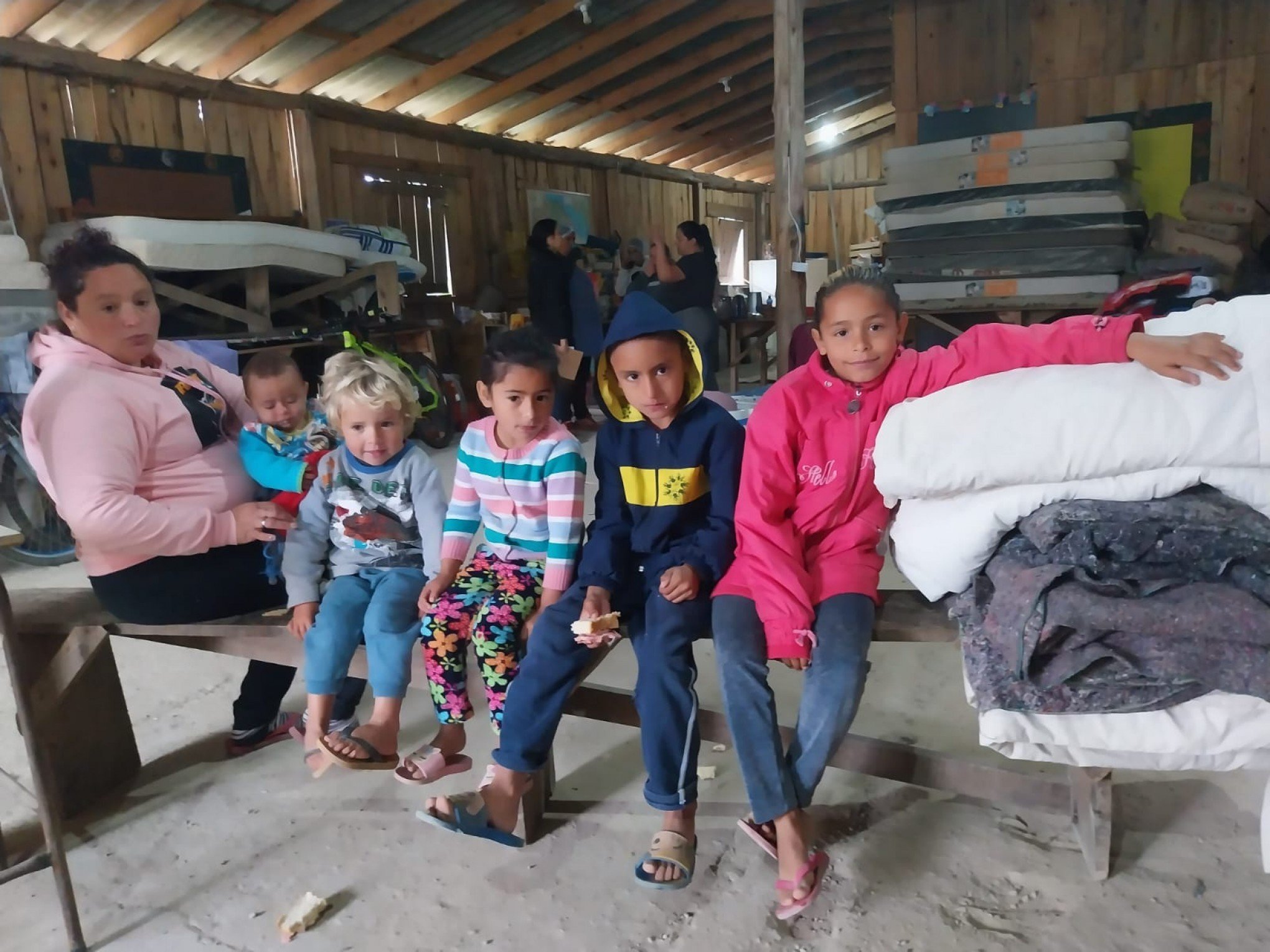 Mesmo com trégua na chuva e estabilidade do Sinos, famílias precisam sair de casa