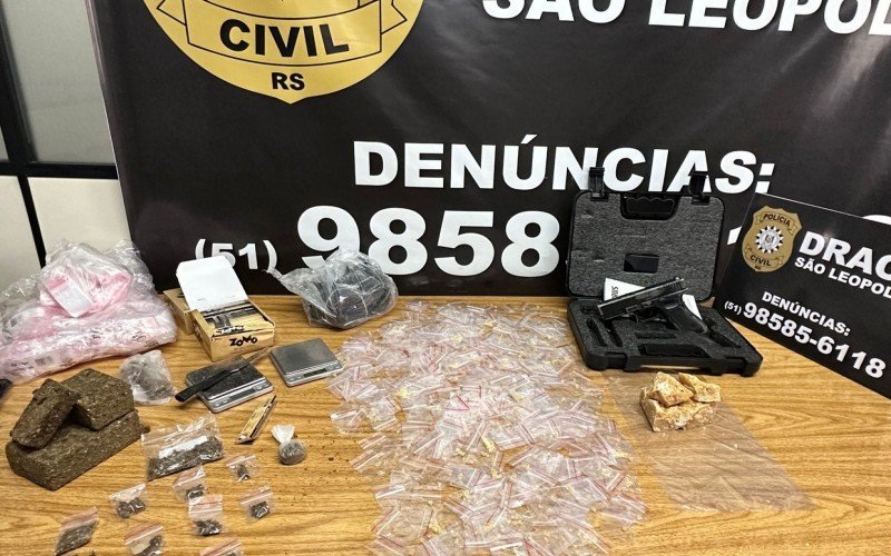 Drogas, carregador e simulacro de pistola foram apreendidos na ação 