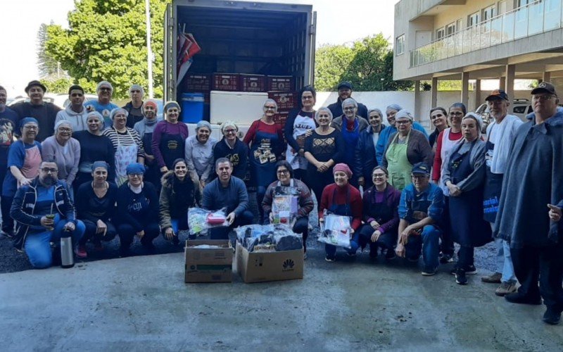 Voluntários produzem marmitas e arrecadam doações para vítimas da enchente