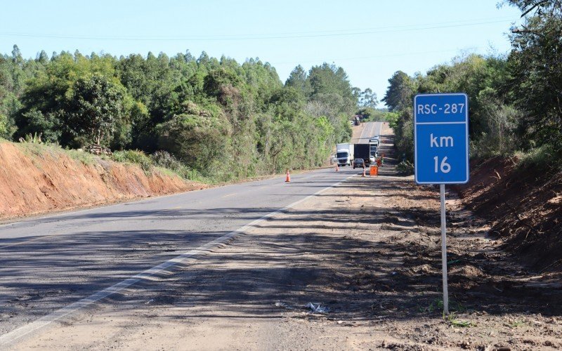 OperÃ¡rios trabalham na drenagem da pista no quilÃ´metro 16