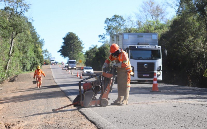 OperÃ¡rios trabalham na drenagem da pista