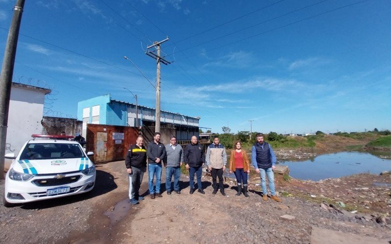 Vistoria de vereadores na Casa de Bombas com moradores no lado de fora 