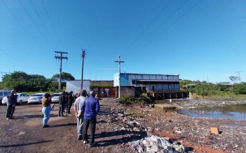 Vistoria de vereadores na Casa de Bombas com moradores no lado de fora