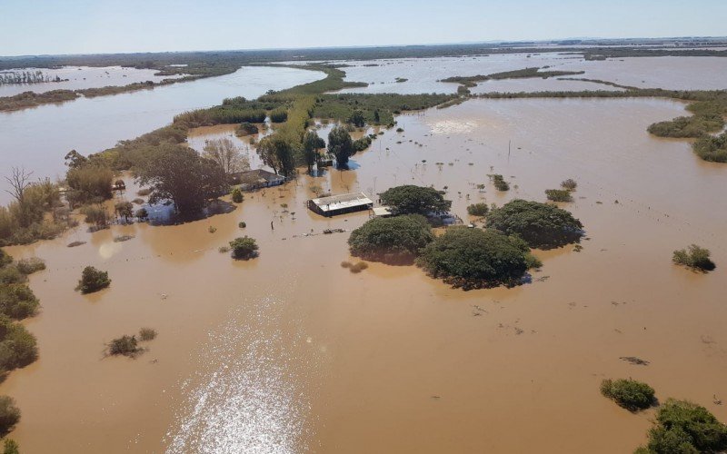 PRF resgata mais de 20 pessoas isoladas pela enchente em CamaquÃ£