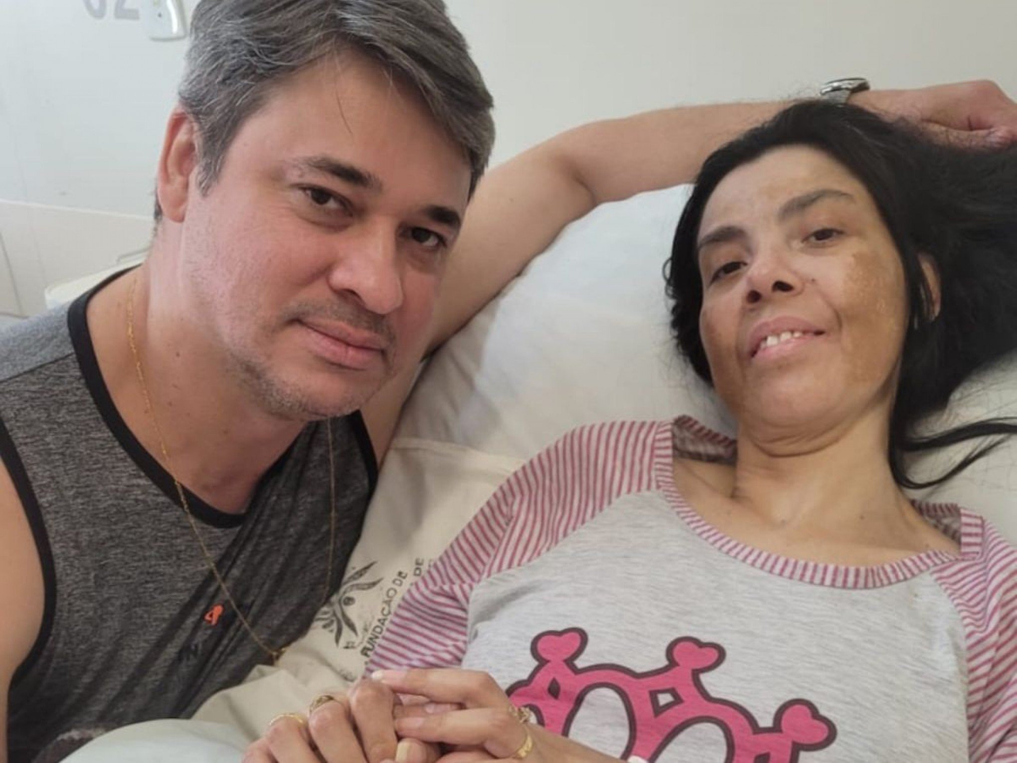 Amor tem fim? Marido lê história do casal à esposa doente e mulher morre horas depois: "Um dia estaremos juntos novamente"