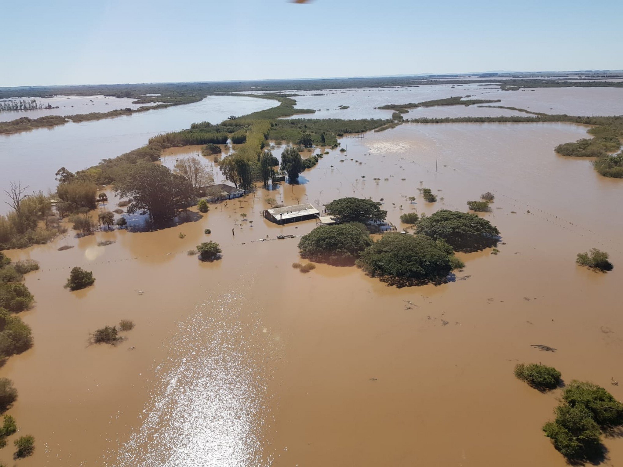 VÍDEO: PRF resgata 20 pessoas isoladas pela enchente em Camaquã