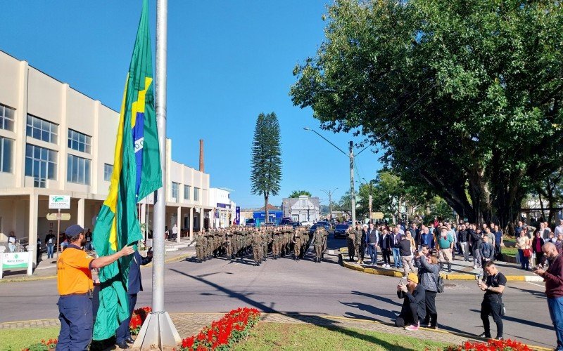 Hasteamento da bandeira antes do desfile cÃ­vico em EstÃ¢ncia Velha