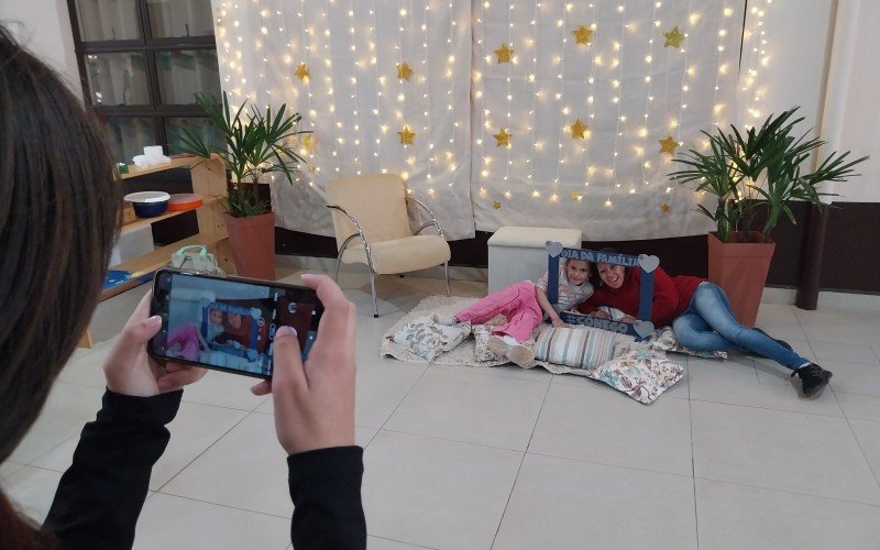 A dona de casa, AngÃ©lica Ribeiro Carvalho, 30 anos, fez uma foto com a filha Mariana Luiza Carvalho Ppiering, 7 anos, no Encontro da FamÃ­lia na Escola  