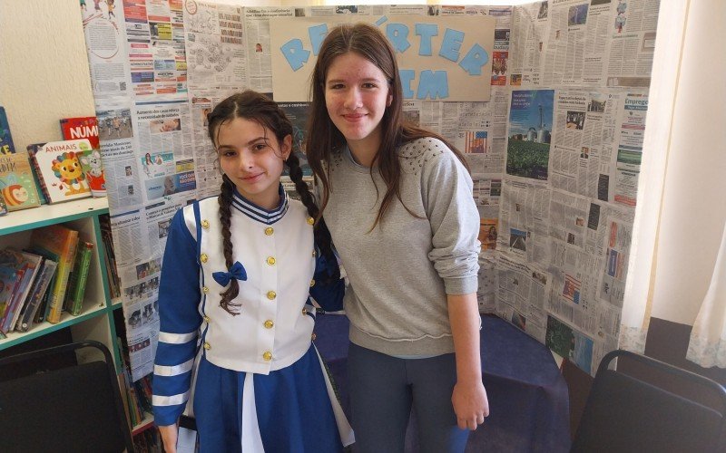 As colegas do 9Âº ano, NatÃ¡lia Ludwig e Maria Eduarda Vogel Ludwig, ambas com 14 anos, participam do Jornal na Sala de Aula e sÃ£o repÃ³rteres mirins