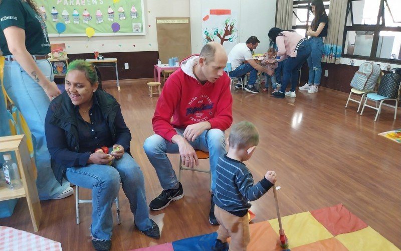 Pais vivenciam sala de aula na escola CÃ´nego Alberto Schwade  no  Encontro da FamÃ­lia na Escola 