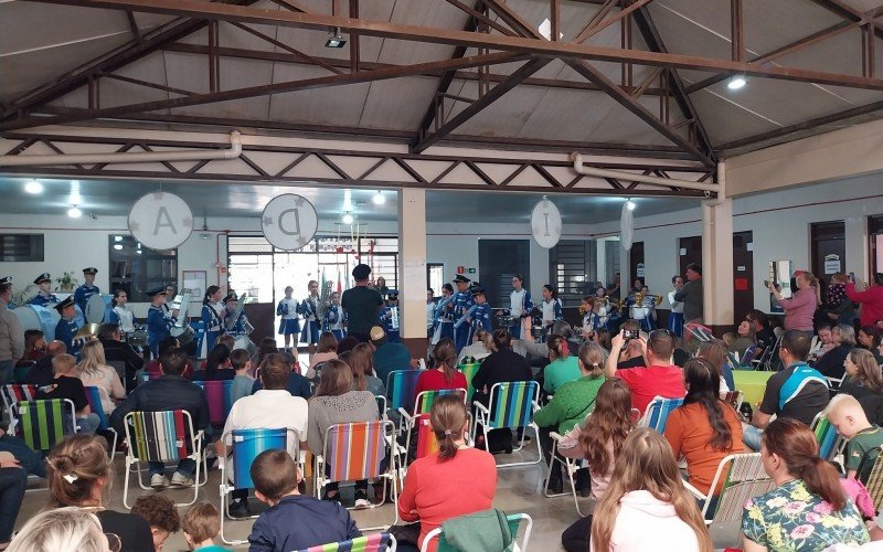 Na apresentaÃ§Ã£o da banda marcial, pais vivenciam a escola CÃ´nego Alberto Schwade no Encontro da FamÃ­lia na Escola 