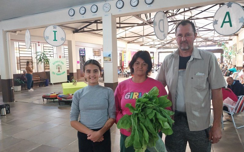 Pais de Yumi vivenciam a escola CÃ´nego Alberto Schwade no Encontro da FamÃ­lia na Escola 