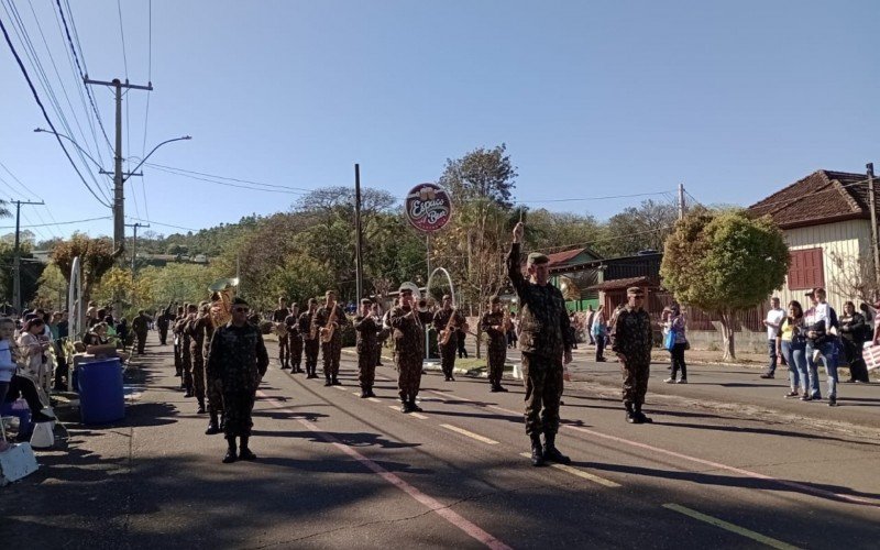 Desfile cÃ­vico em EstÃ¢ncia Velha no sÃ¡bado