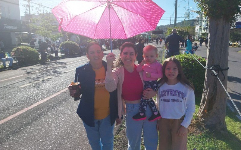 Desfile cÃ­vico em EstÃ¢ncia Velha no sÃ¡bado