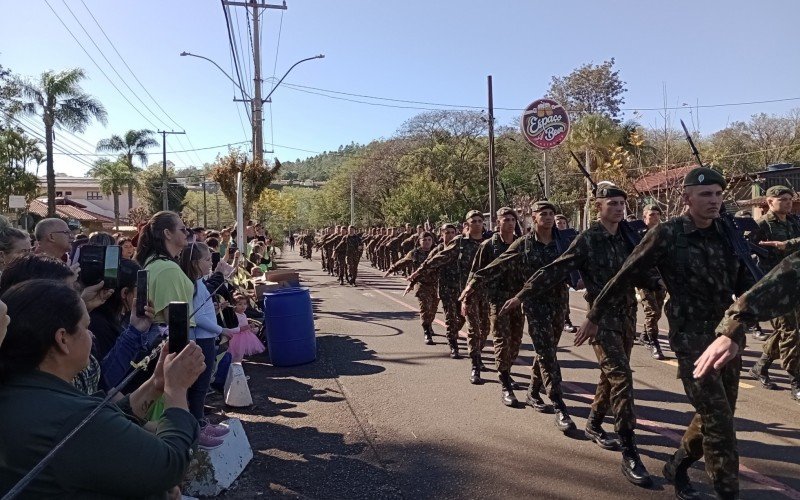 Desfile cÃ­vico em EstÃ¢ncia Velha no sÃ¡bado