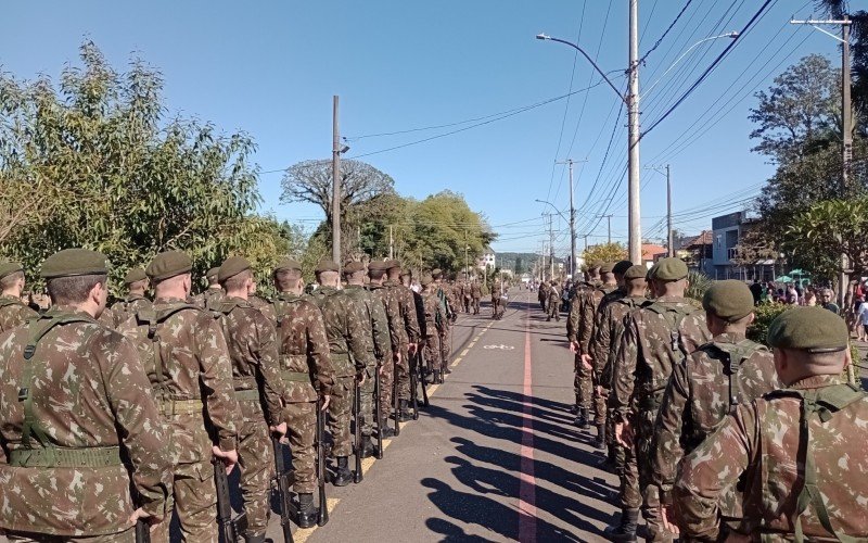 Desfile cÃ­vico em EstÃ¢ncia Velha no sÃ¡bado