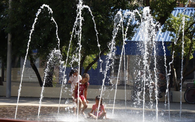 CrianÃ§as se divertem no chafariz da PraÃ§a do Imigrante