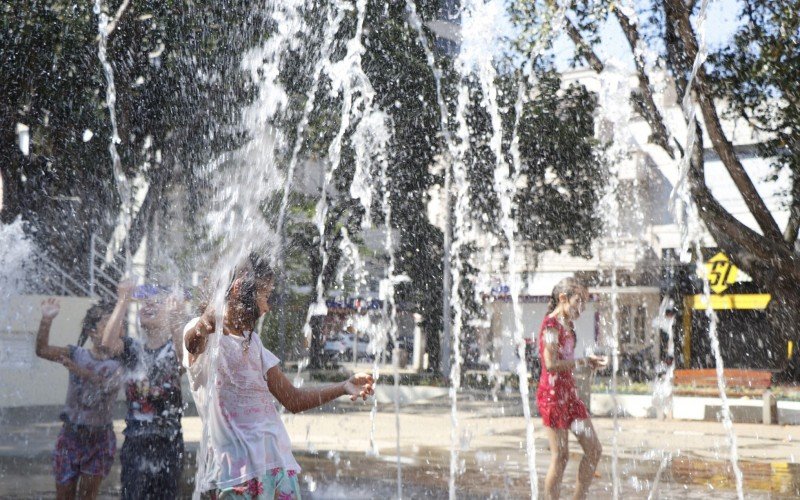 CrianÃ§as se divertem no chafariz da PraÃ§a do Imigrante